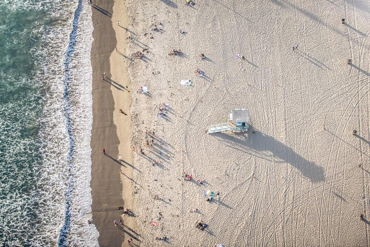 pogled od zgoraj na ljudi na plaži