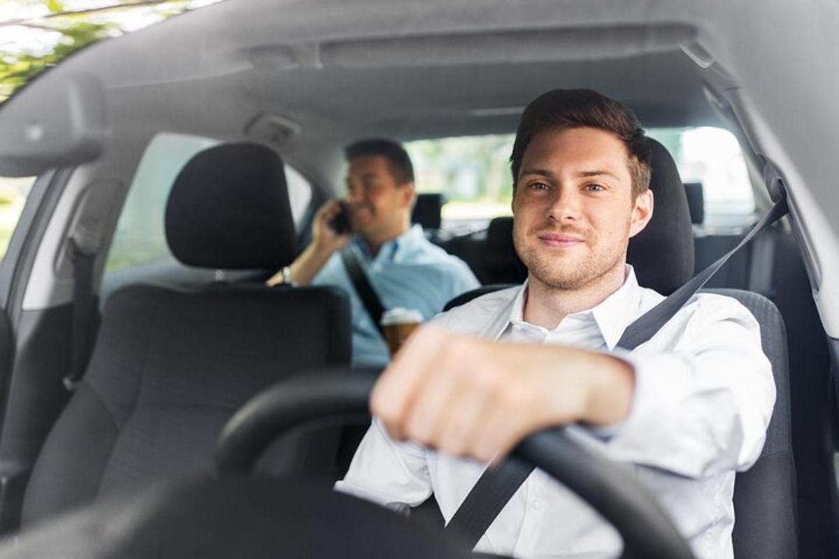 kaks meest istuvad autos ja räägivad telefoniga
