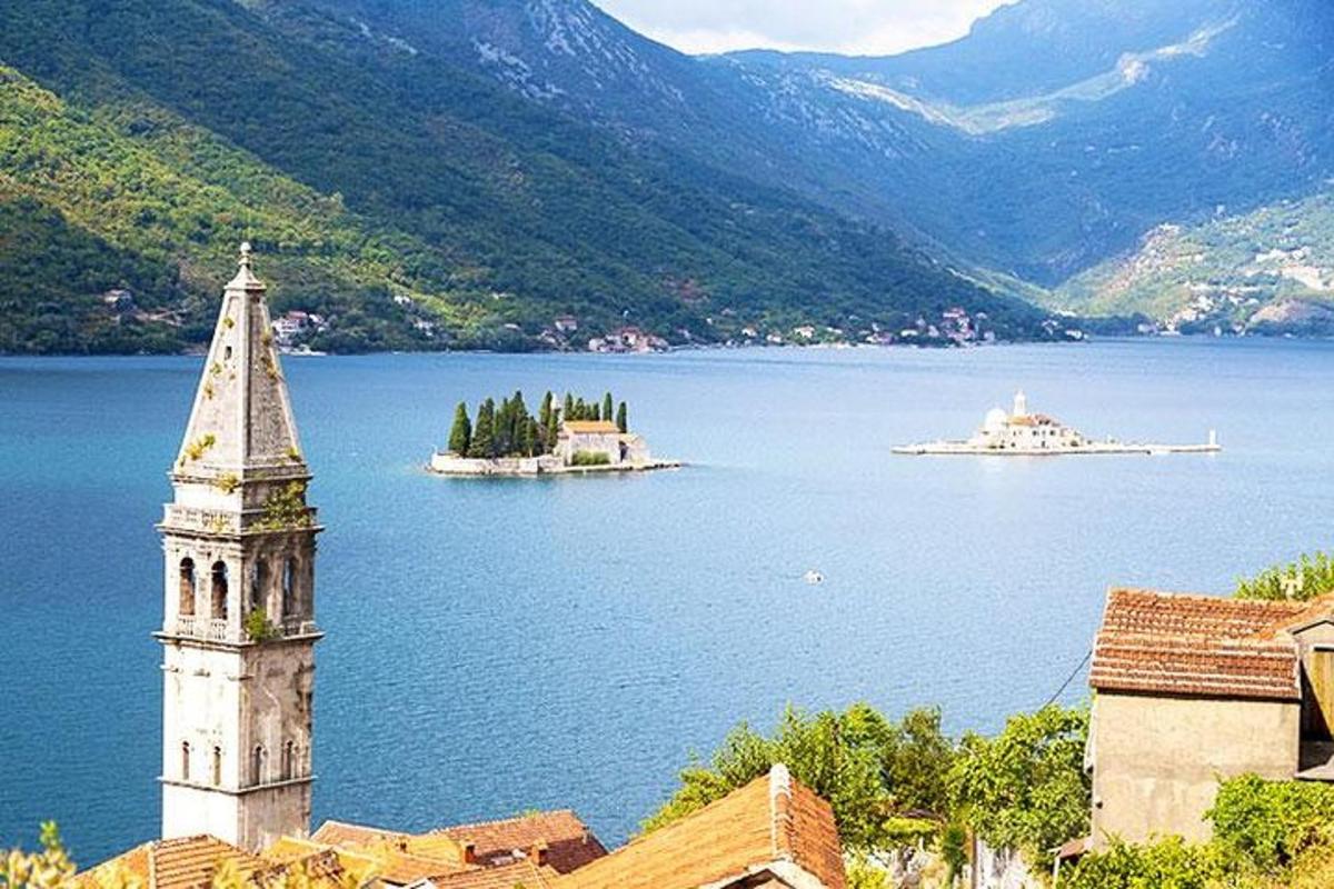 pohled na velké jezero s hodinovou věží