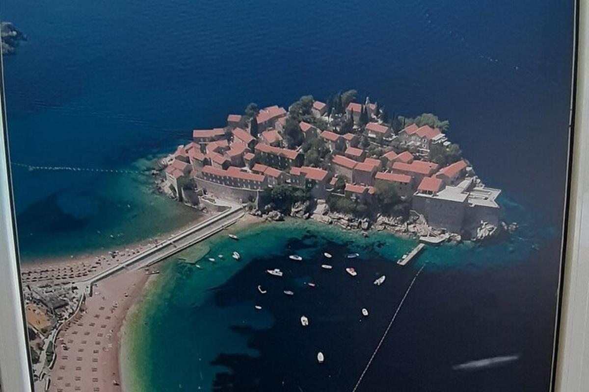 ένα νησί στον ωκεανό με βάρκες στο νερό