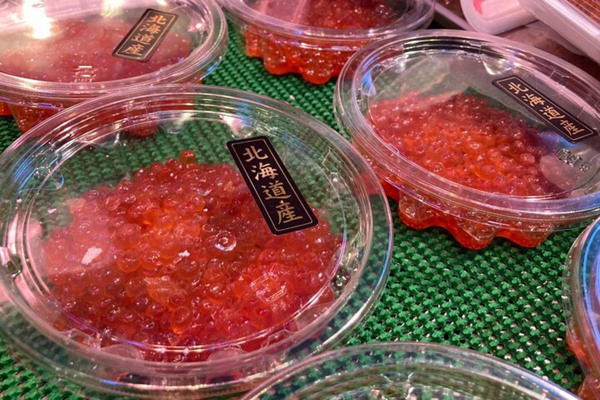 un grup de recipients de plàstic plens de salsa vermella