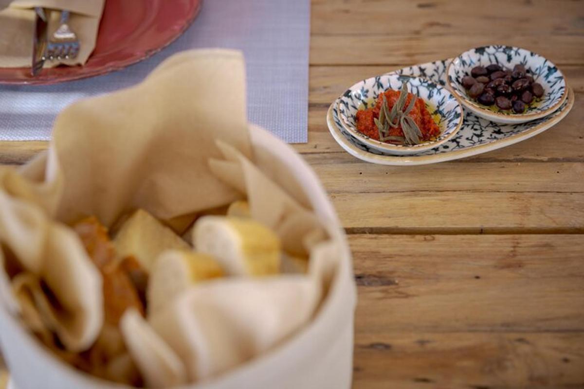 uma tigela de comida sobre uma mesa com pratos de comida