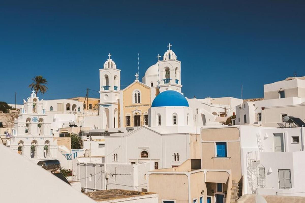 un grup d'edificis blancs amb una església al fons