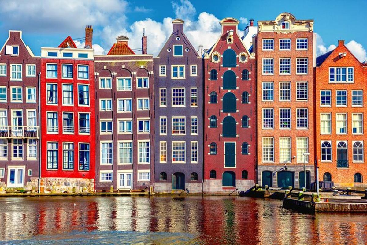 un gruppo di edifici vicino a uno specchio d'acqua