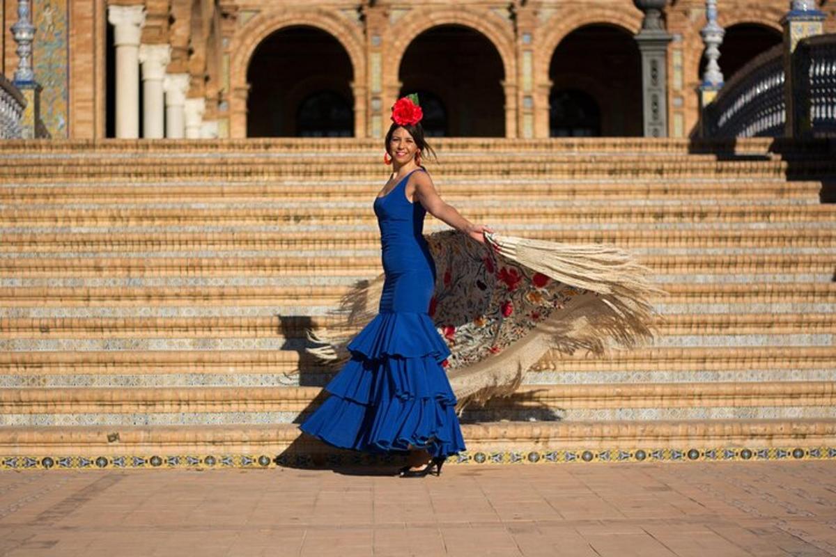 una dona amb un vestit blau dempeus en unes escales