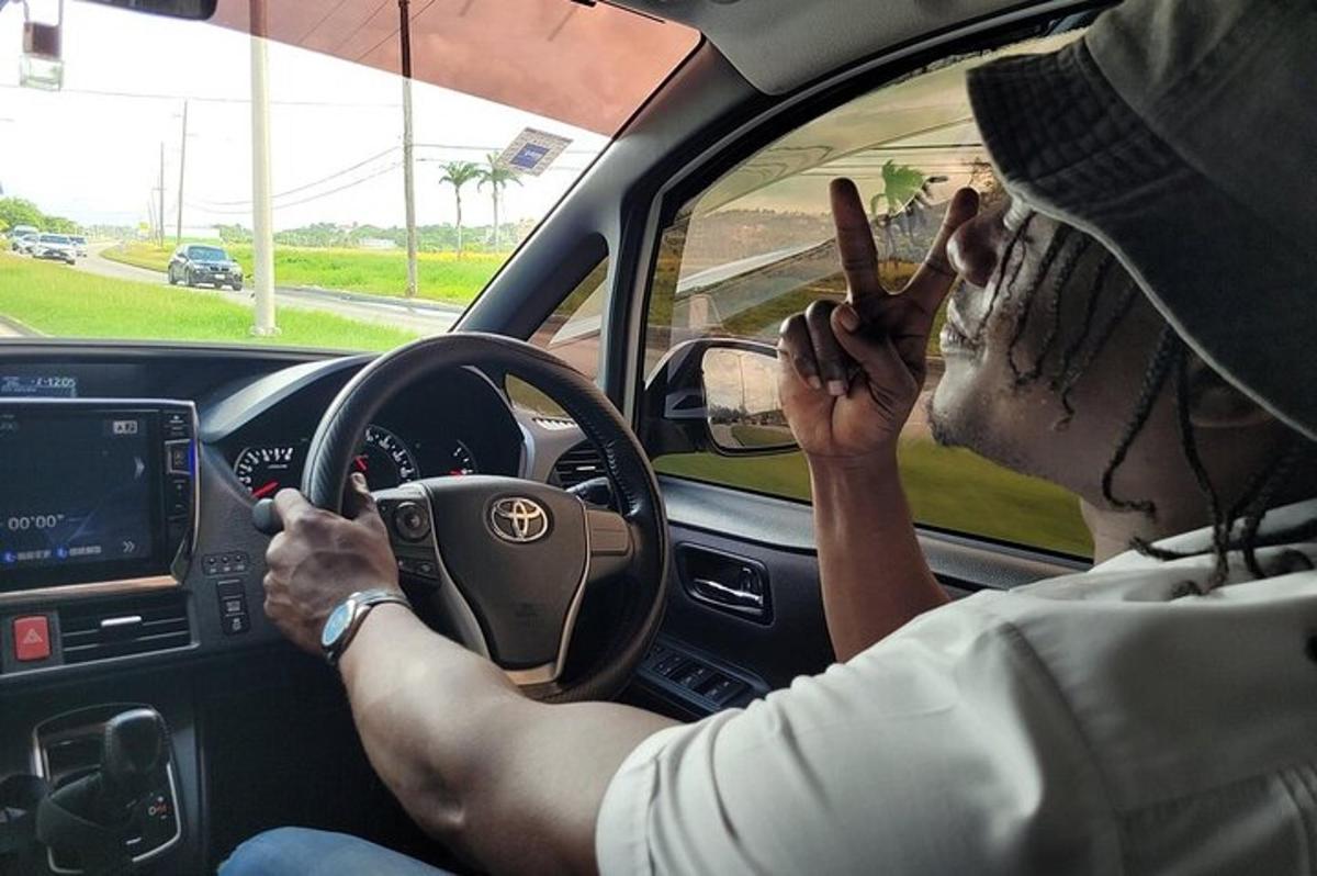 muž řídící auto se dvěma koblihami na obličeji