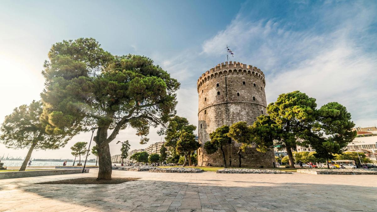 Un castillo con un árbol delante