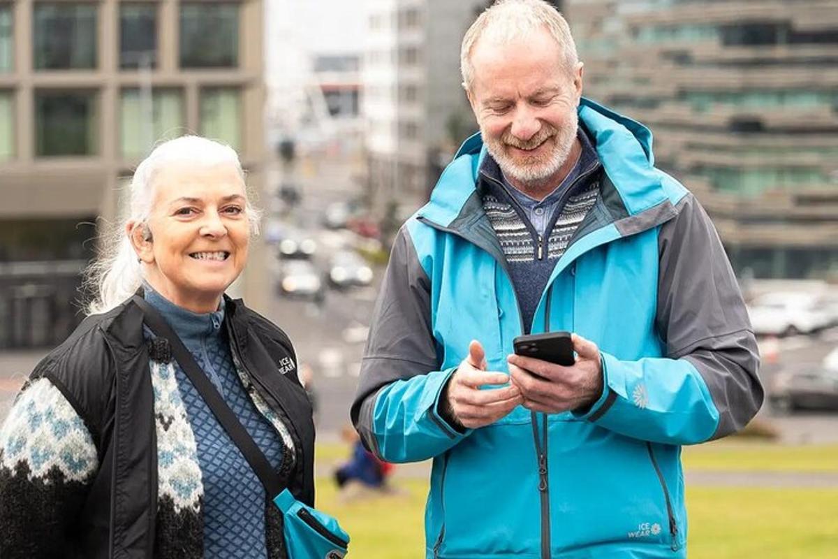 Un hombre mayor y una mujer mayor mirando un teléfono celular