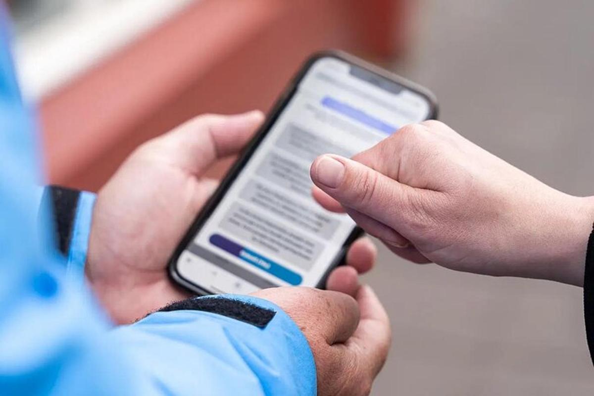 uma pessoa segurando um celular nas mãos