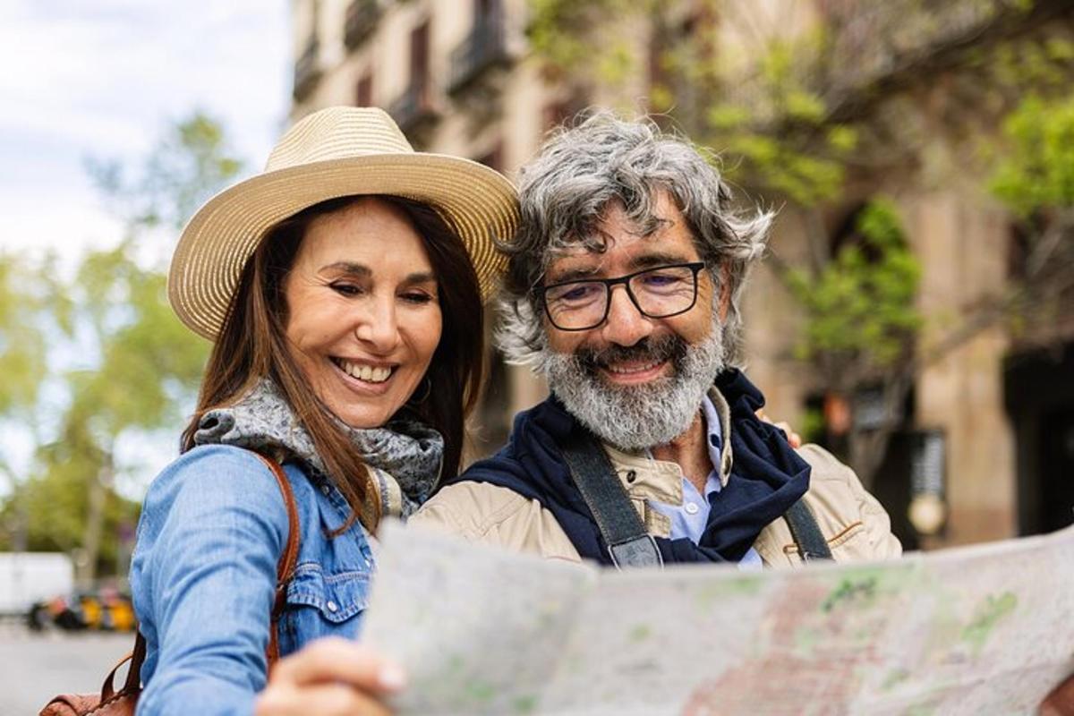 un home i una dona mirant un mapa