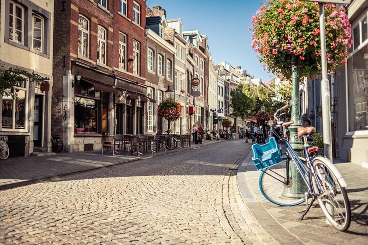 una bicicleta està aparcada en un carrer empedrat