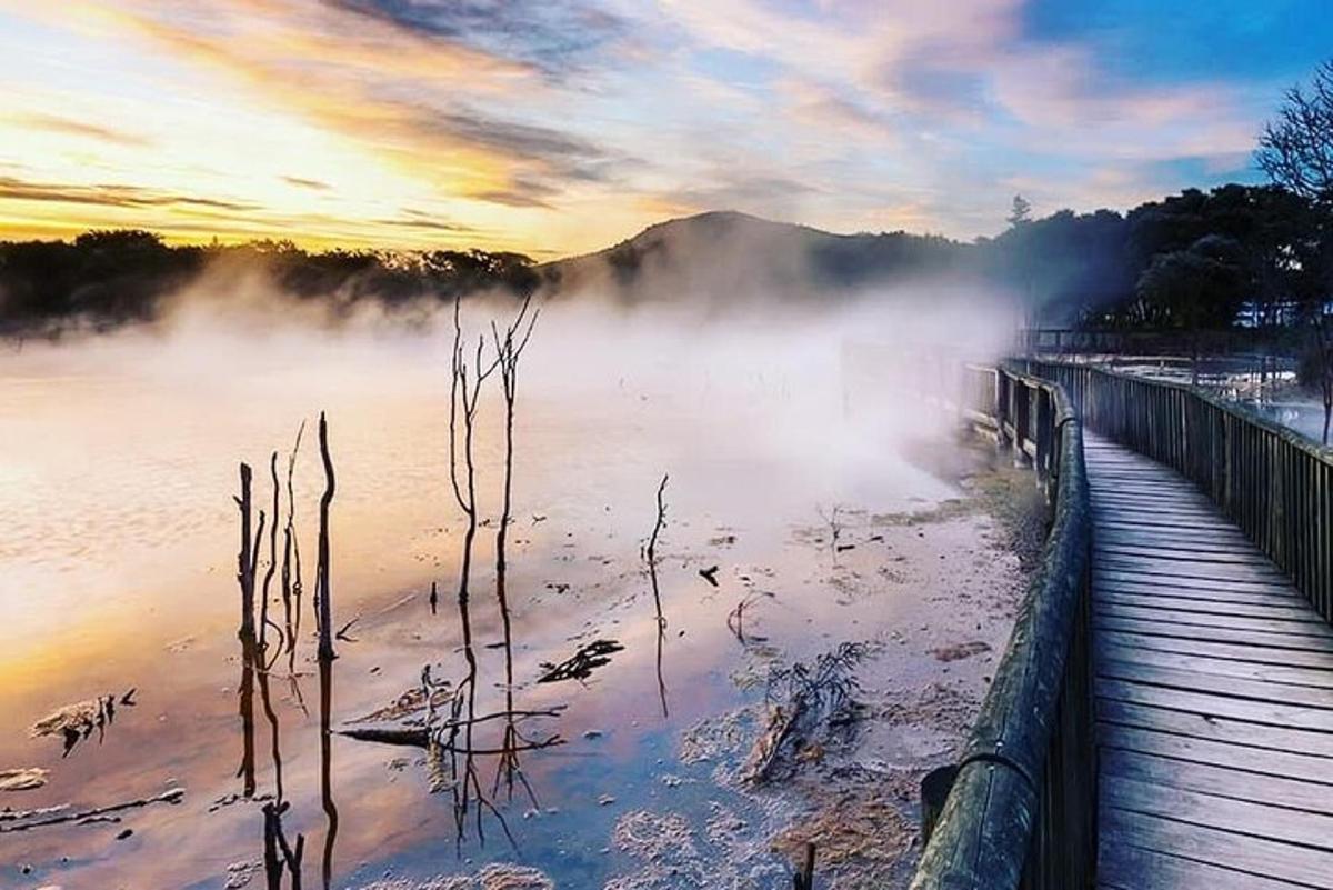 una massa d'aigua ennuvolada amb una passarel·la de fusta