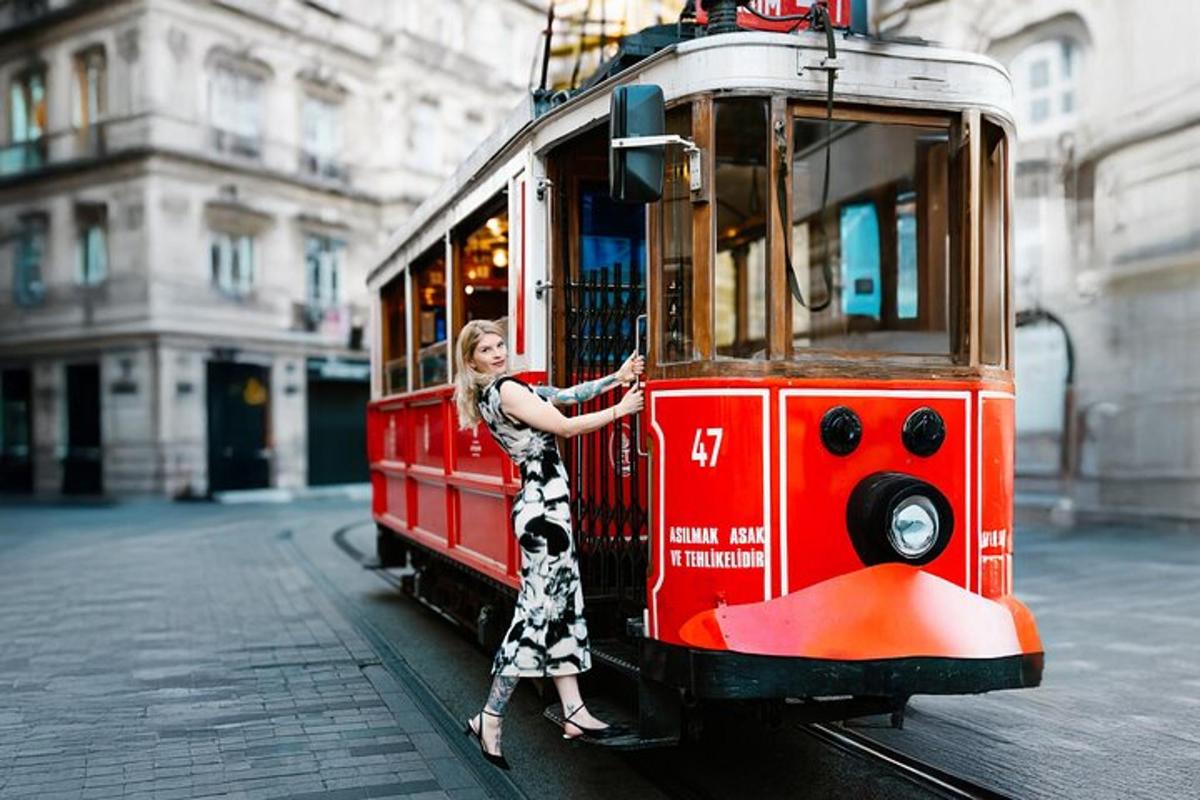 una donna è in piedi accanto a un carrello rosso