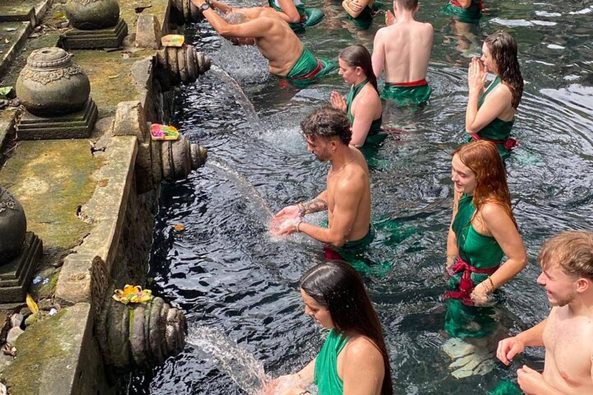 sekumpulan orang yang mandi di dalam air