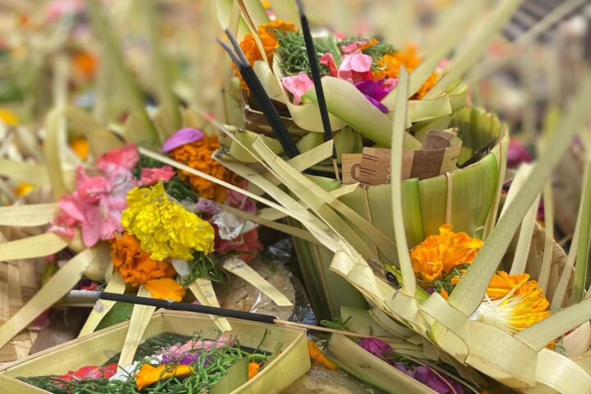 un ram de flors en pals de bambú