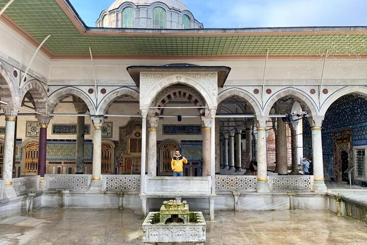 osoba fotografující budovu