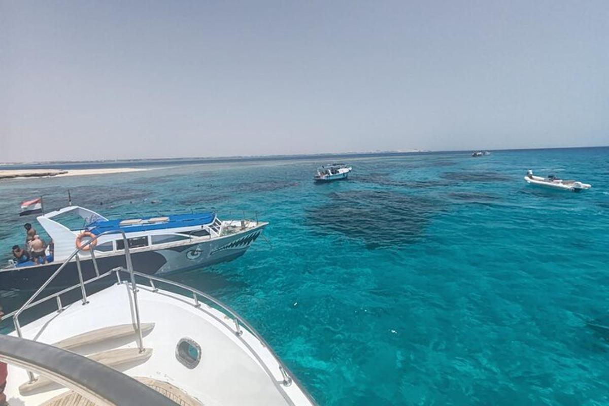 čoln v oceanu z ljudmi na njem