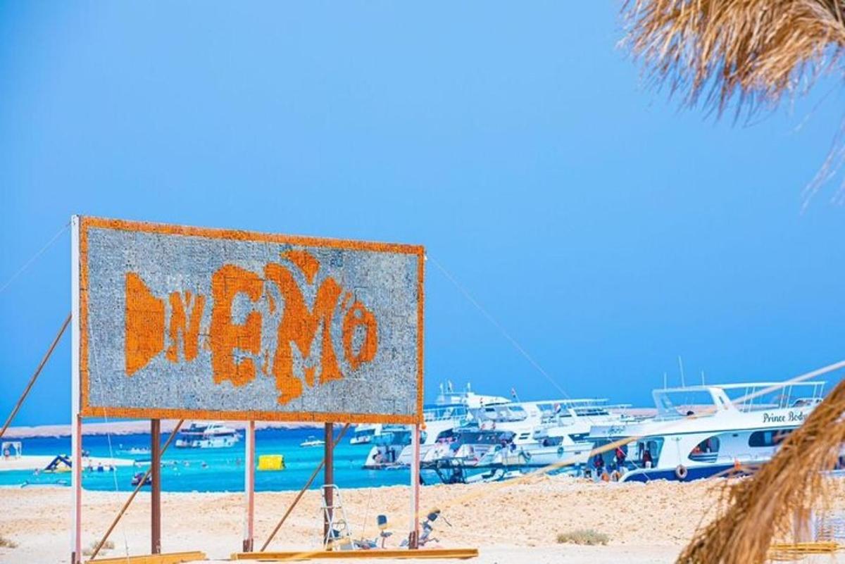 μια πινακίδα σε μια παραλία με βάρκες στο νερό