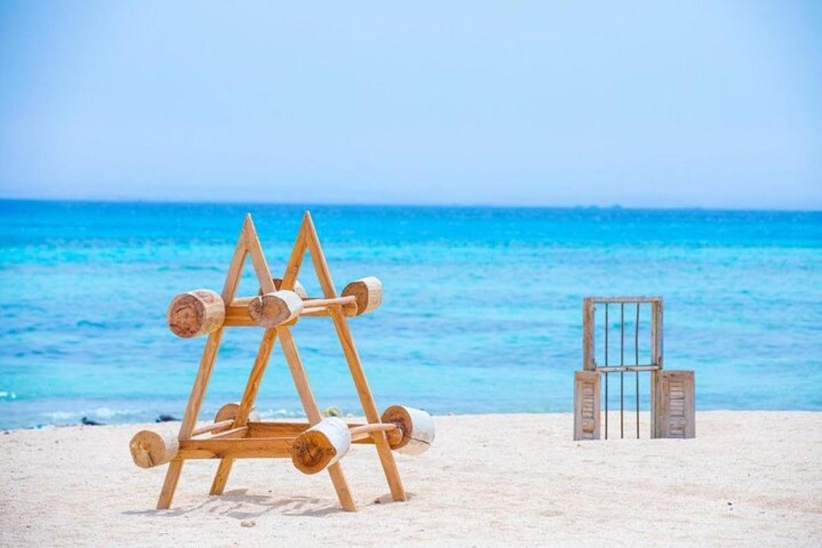 Ένα ξύλινο αστέρι στην παραλία με σταθμό ναυαγοσώστη