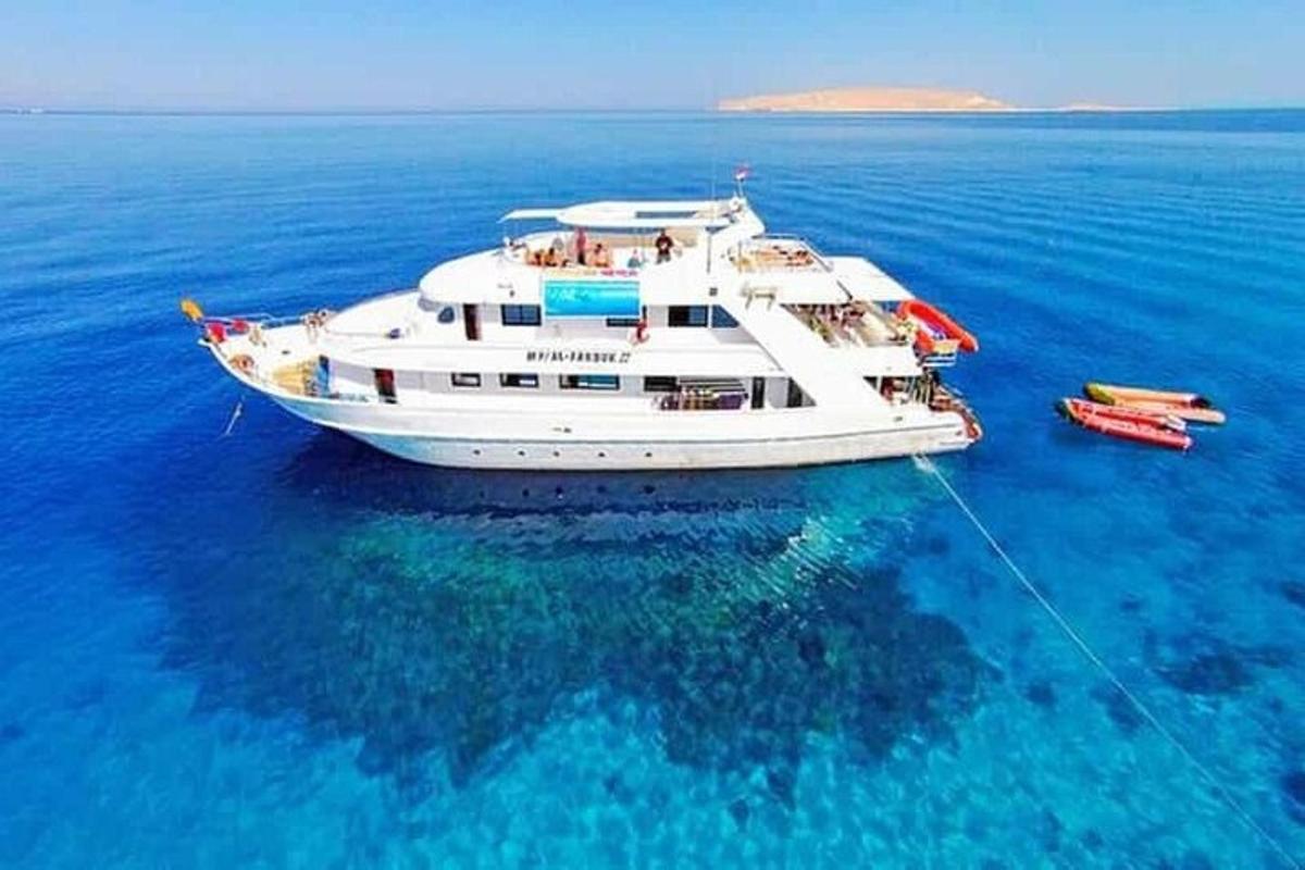 una barca bianca in mezzo all'acqua