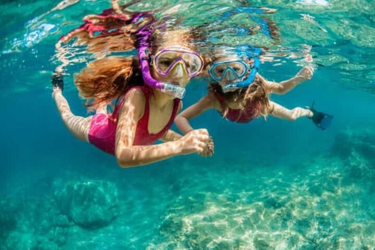 due ragazze stanno nuotando nell'acqua