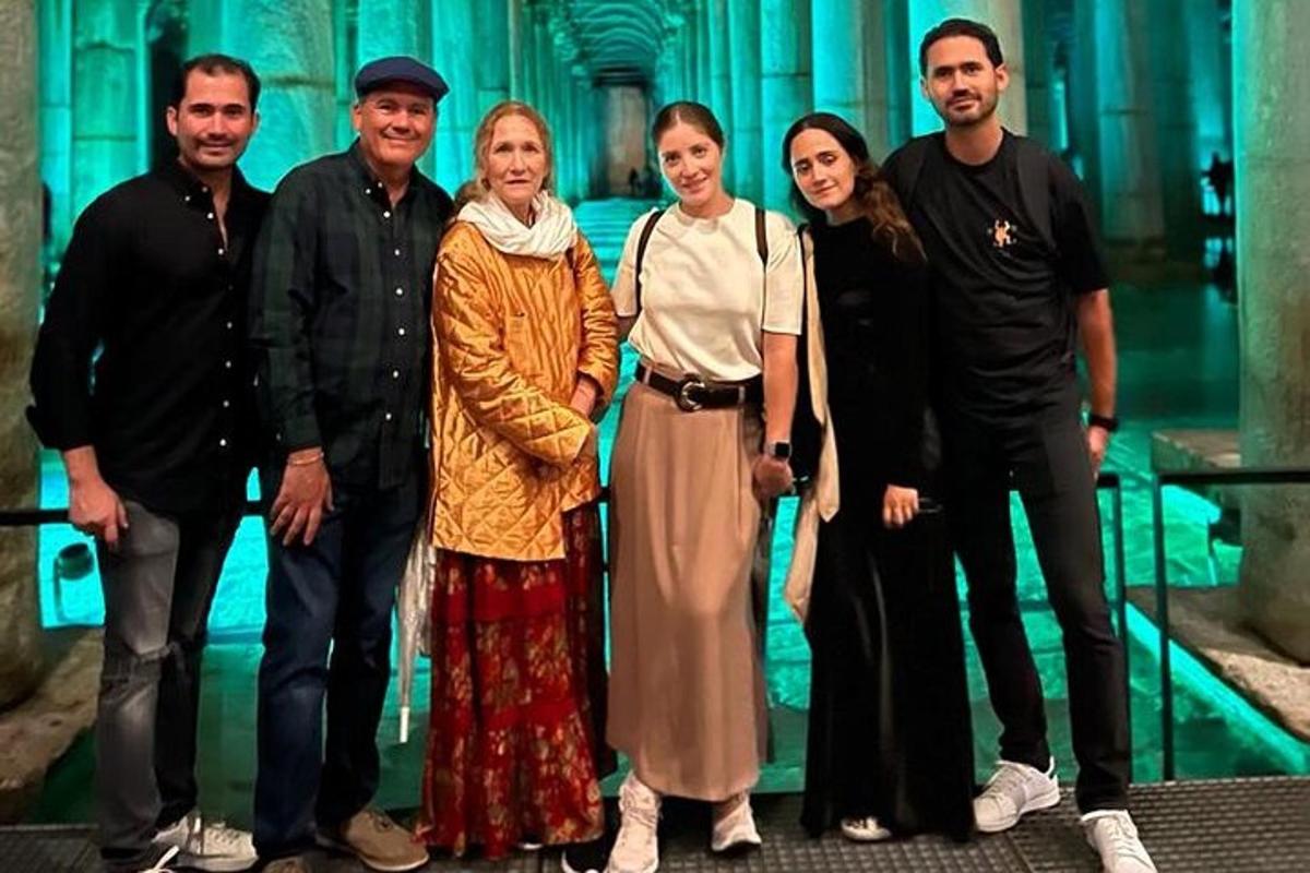 um grupo de pessoas posando para uma foto em um palco