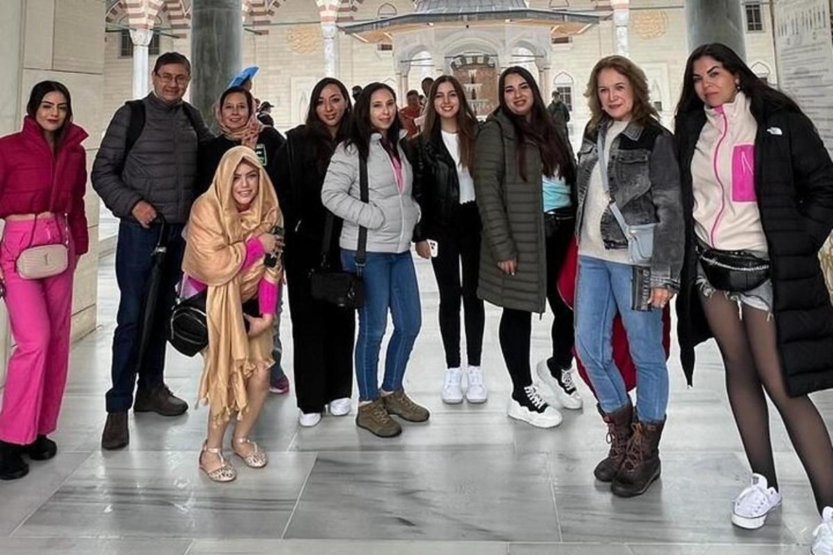um grupo de pessoas posando para uma foto em um prédio