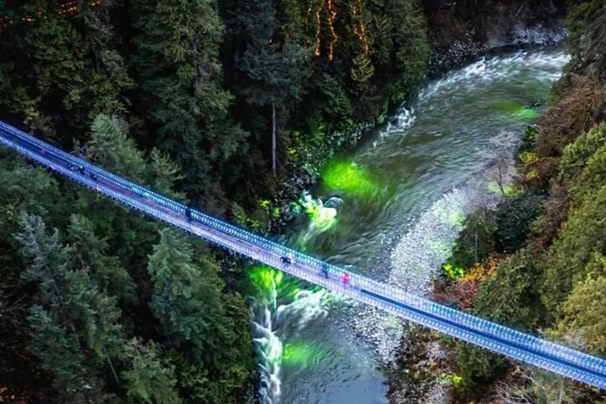 pemandangan atas jambatan di atas sungai
