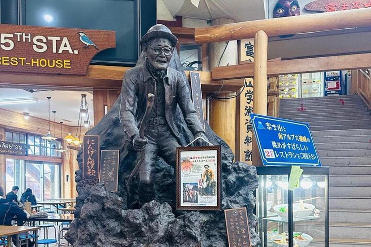 Una estatua de un hombre de pie en un restaurante.