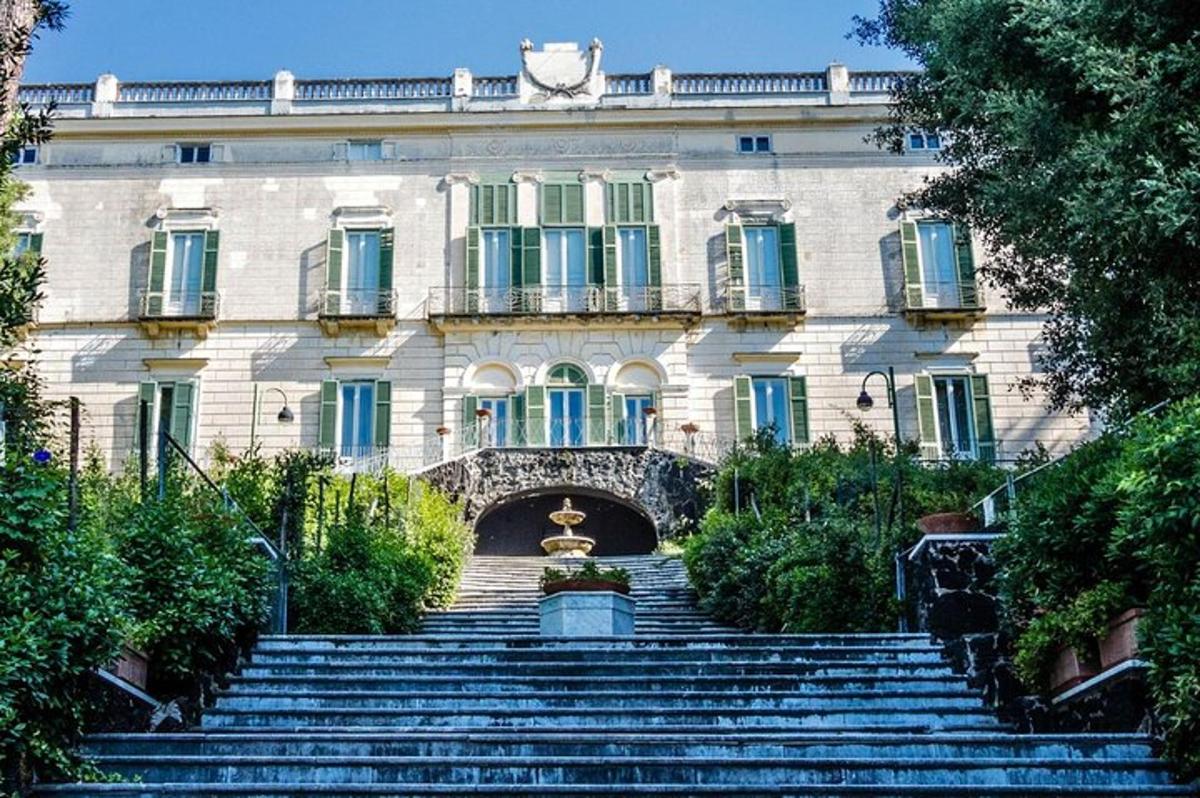 un edificio con scale di fronte a un edificio