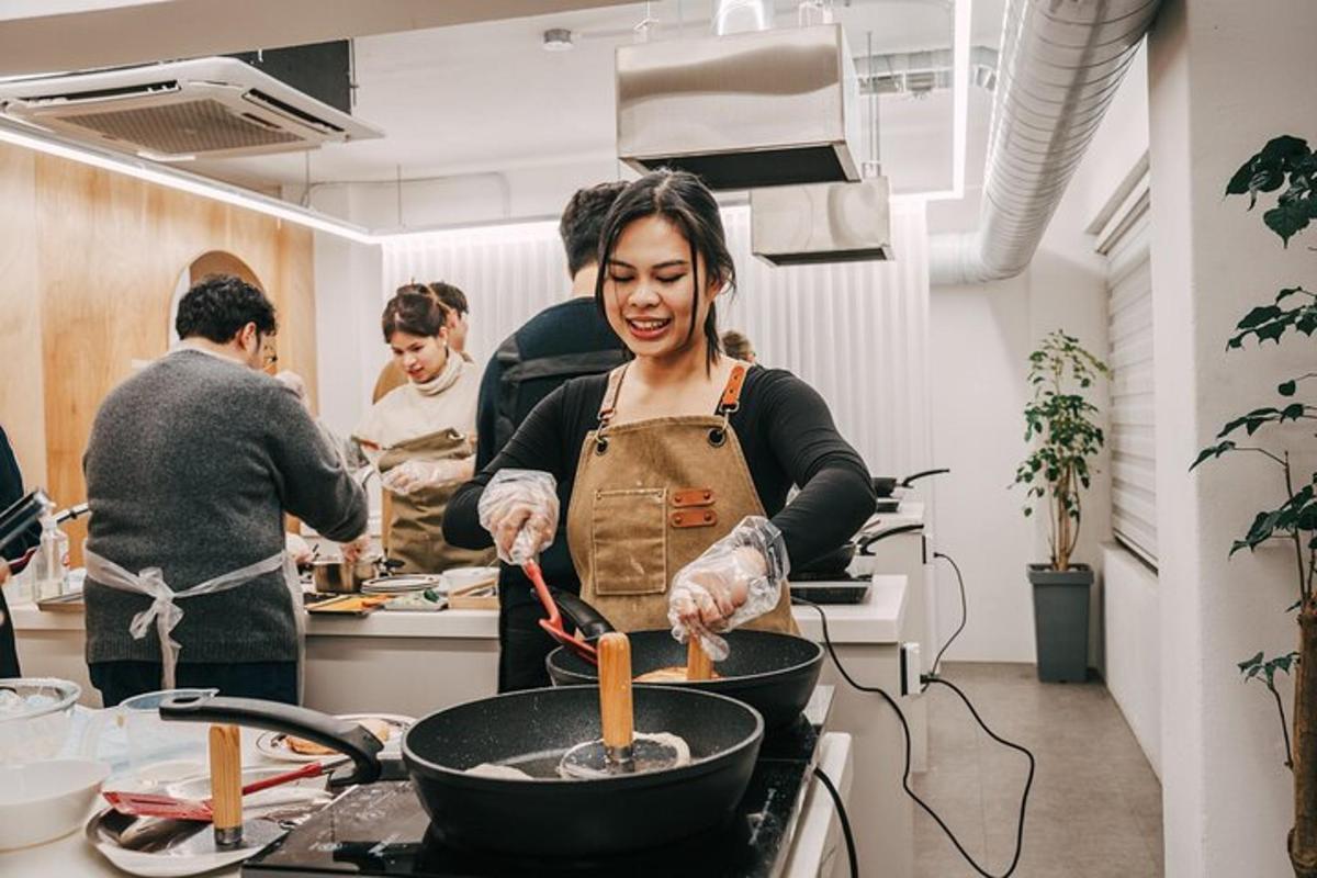 seorang wanita di dapur sedang menyiapkan makanan di wajan