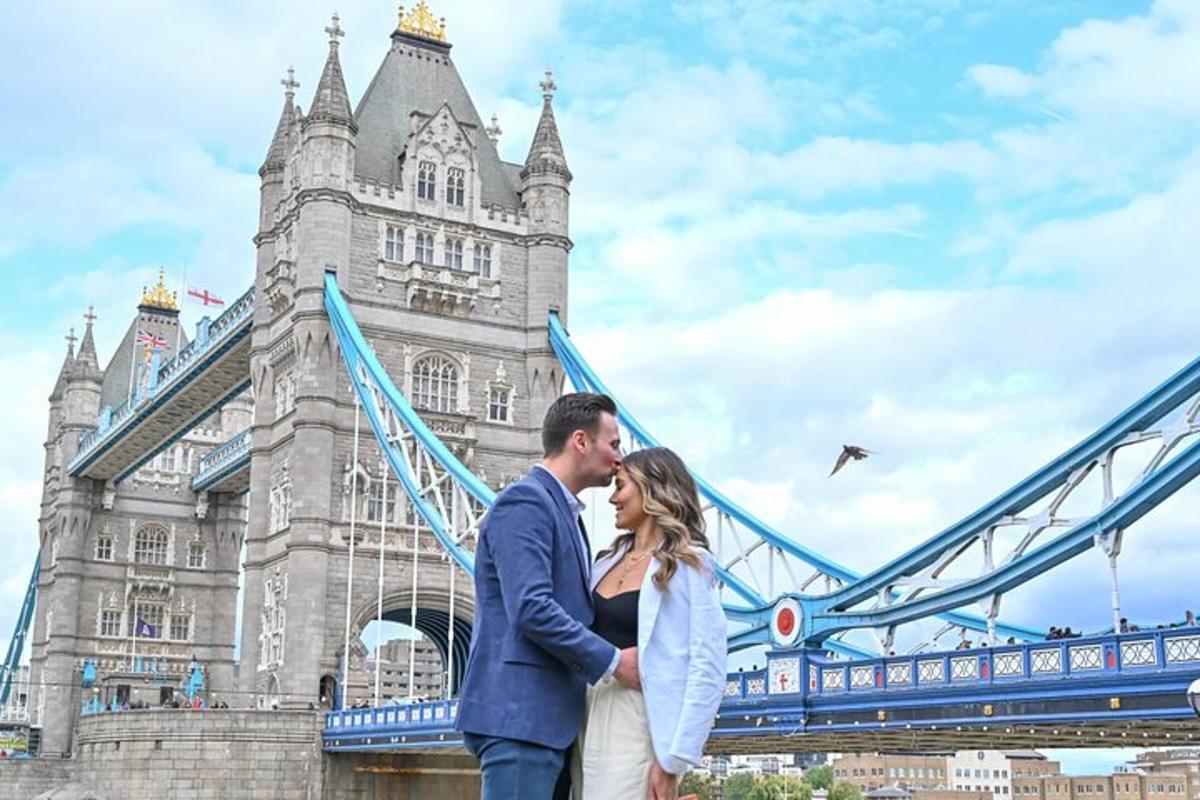 nevěsta a ženich stojící před Tower Bridge
