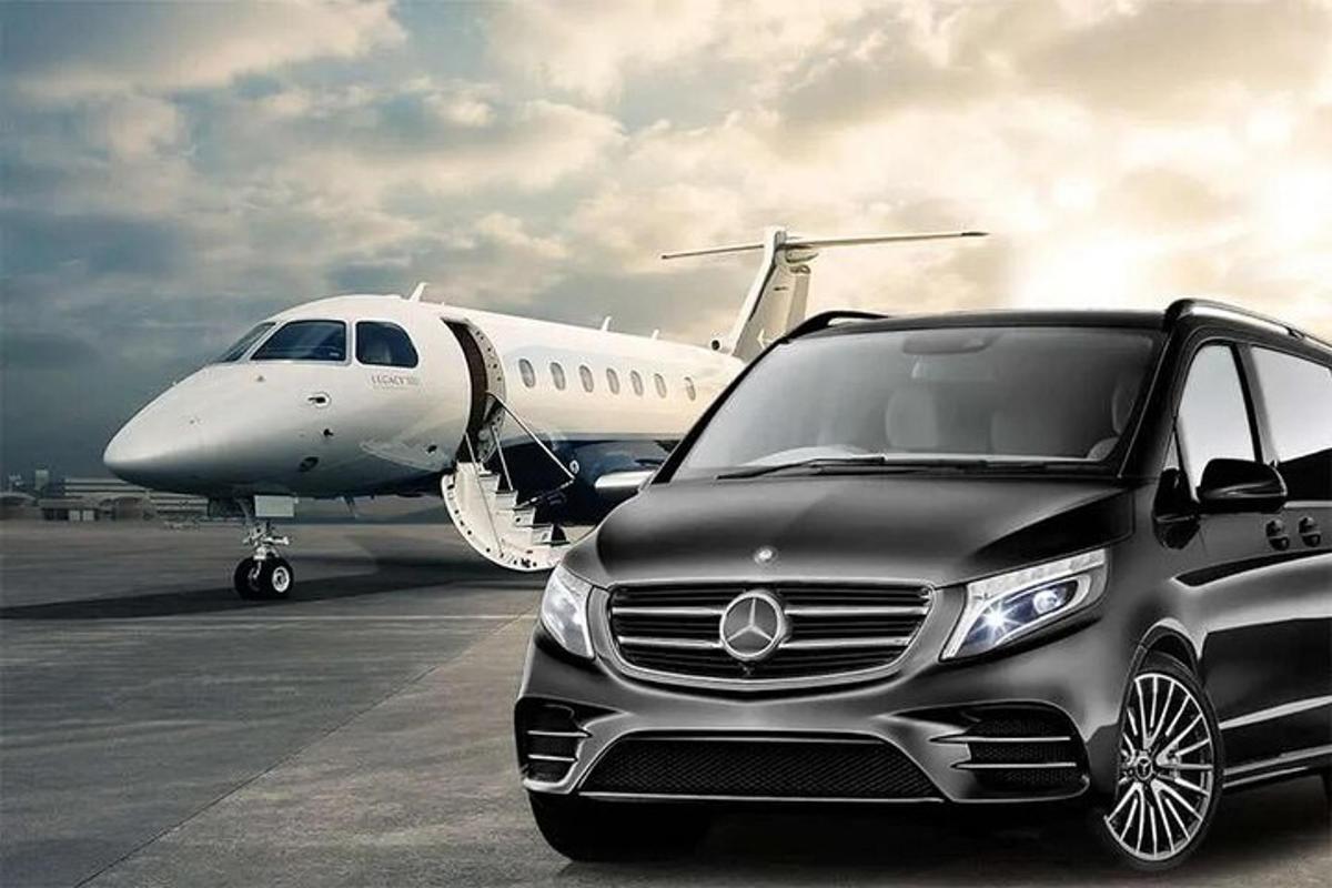 uma limusine está estacionada ao lado de um avião