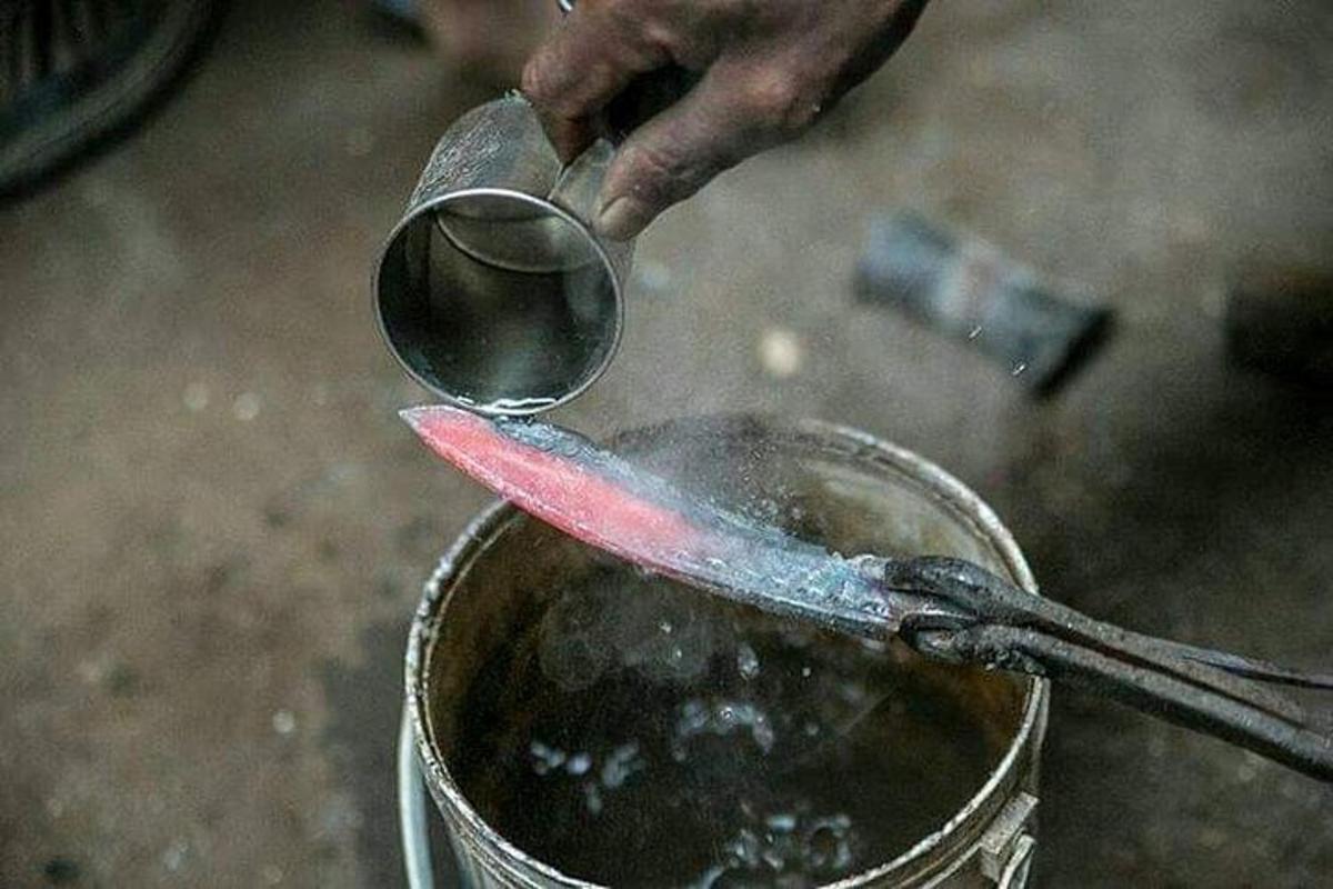 một người đang khuấy nồi bằng thìa