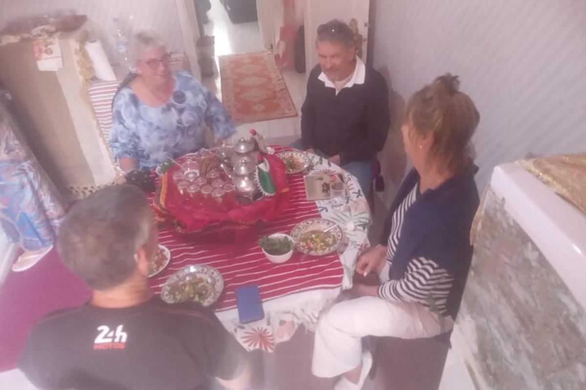 grupa ljudi koji stoje oko stola