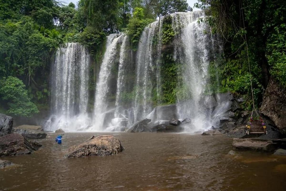 una cascata in mezzo a un fiume