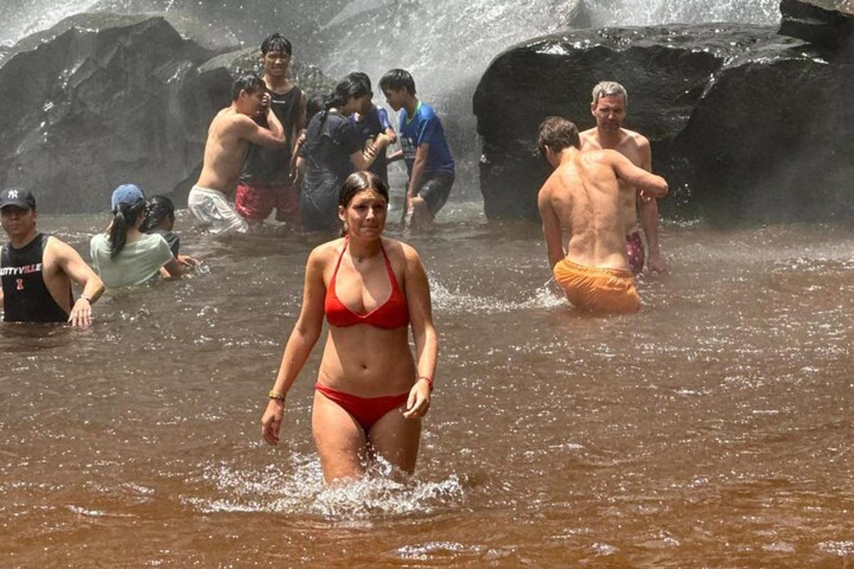 una donna che cammina nell'acqua in un gruppo di persone