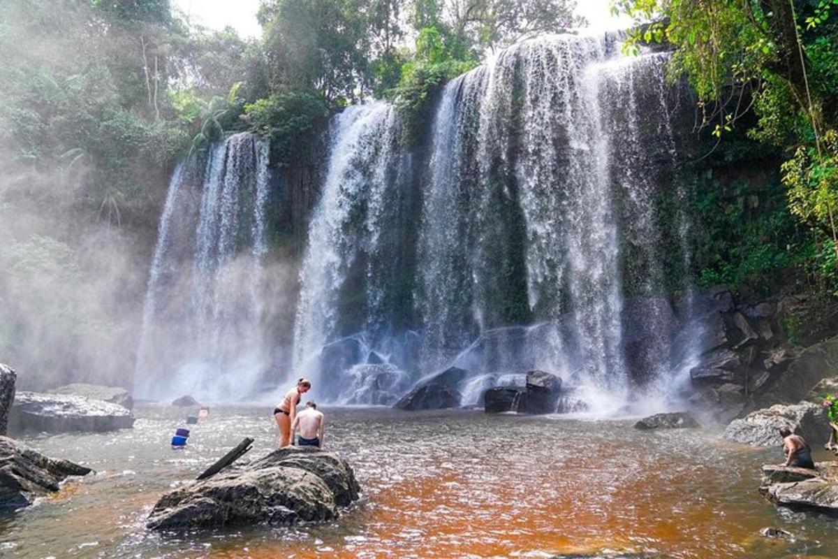 un gruppo di persone che nuotano in una cascata
