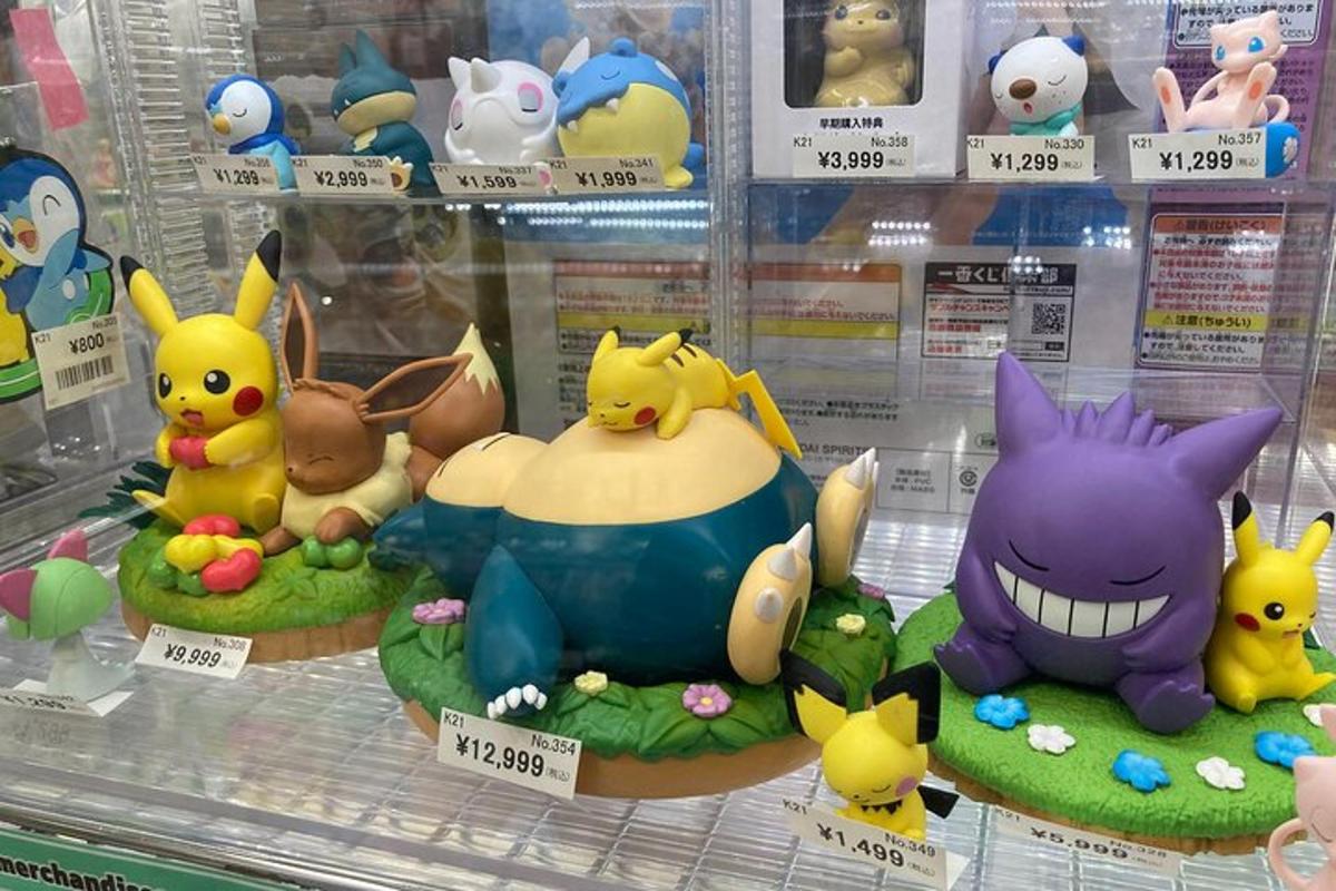 paparan patung pokemon yang dipamerkan di sebuah kedai