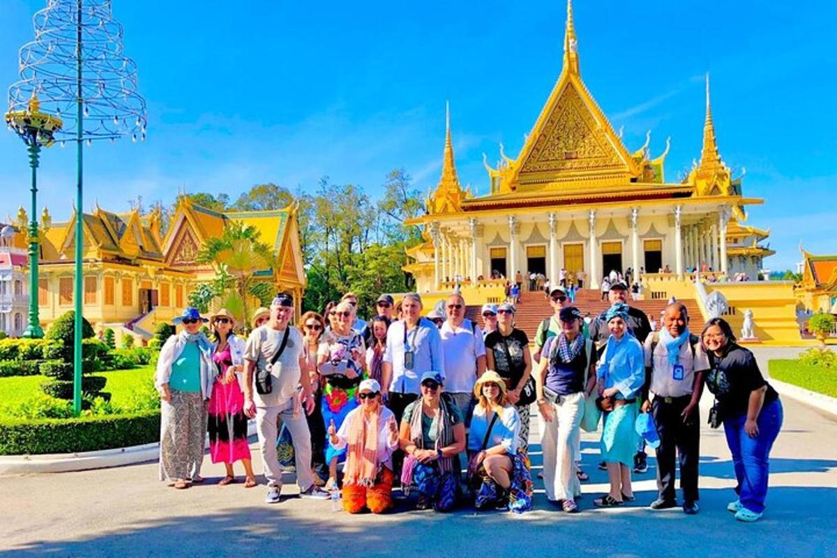sekumpulan orang bergambar di hadapan kuil