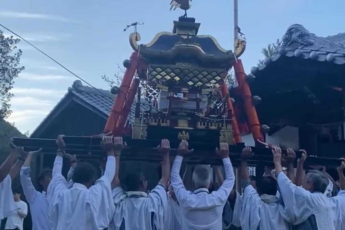 um grupo de pessoas em vestes brancas segurando um santuário