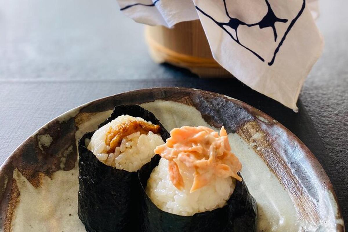 diskur af mat með sushi á borði