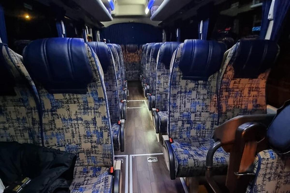 prázdna ulička v autobuse s modrými sedadlami