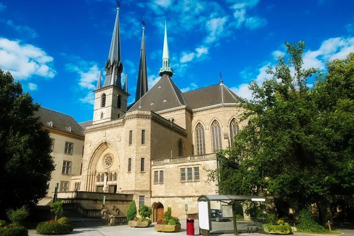 veľký kostol s dvoma vežami na vrchole