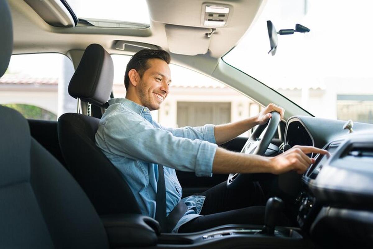 車を運転している男性
