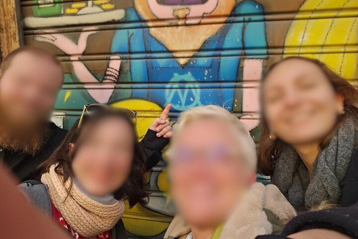 grupp inimesi, kes istuvad seina ees