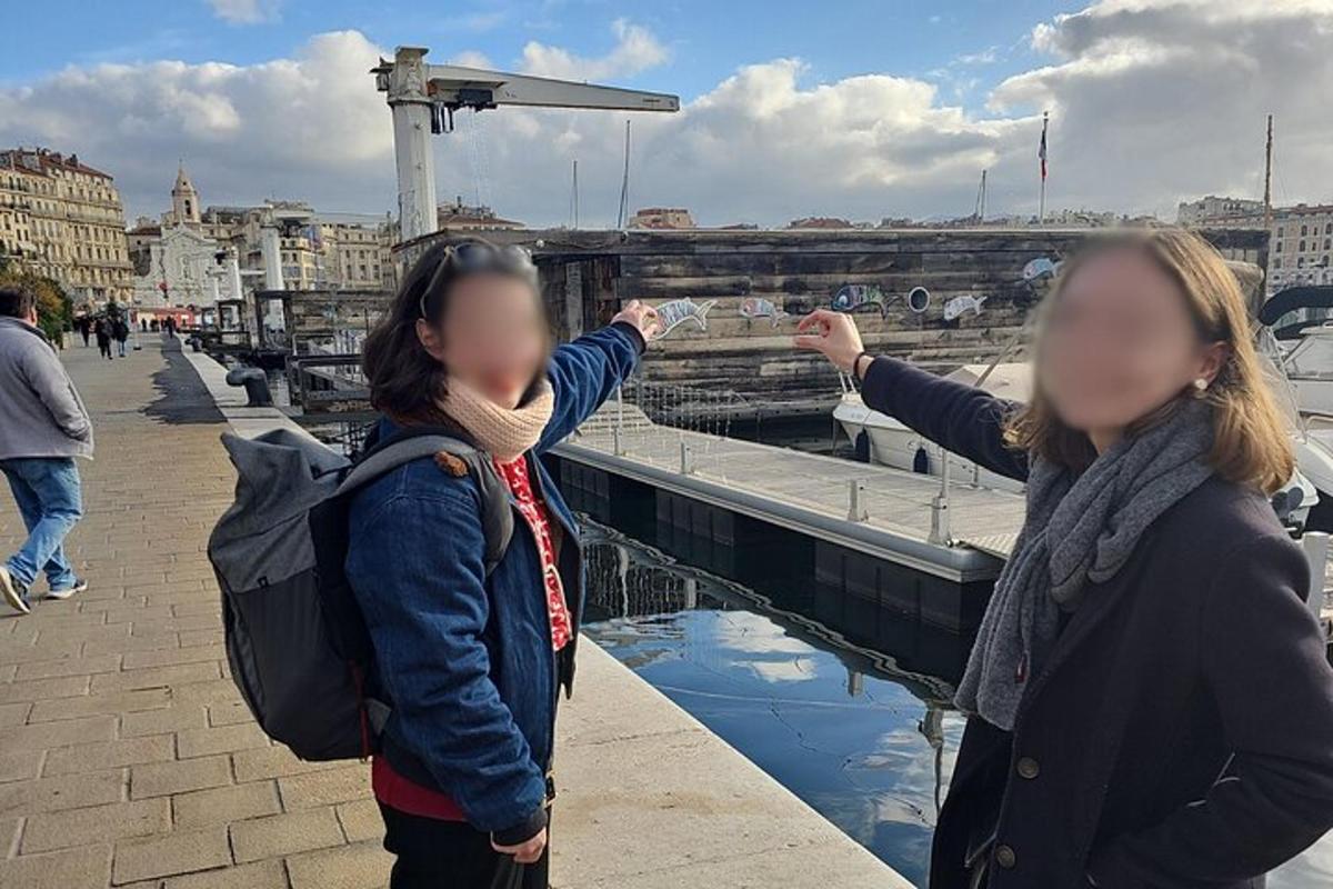 kaks noort tüdrukut seisavad kaljul ja vaatavad vett