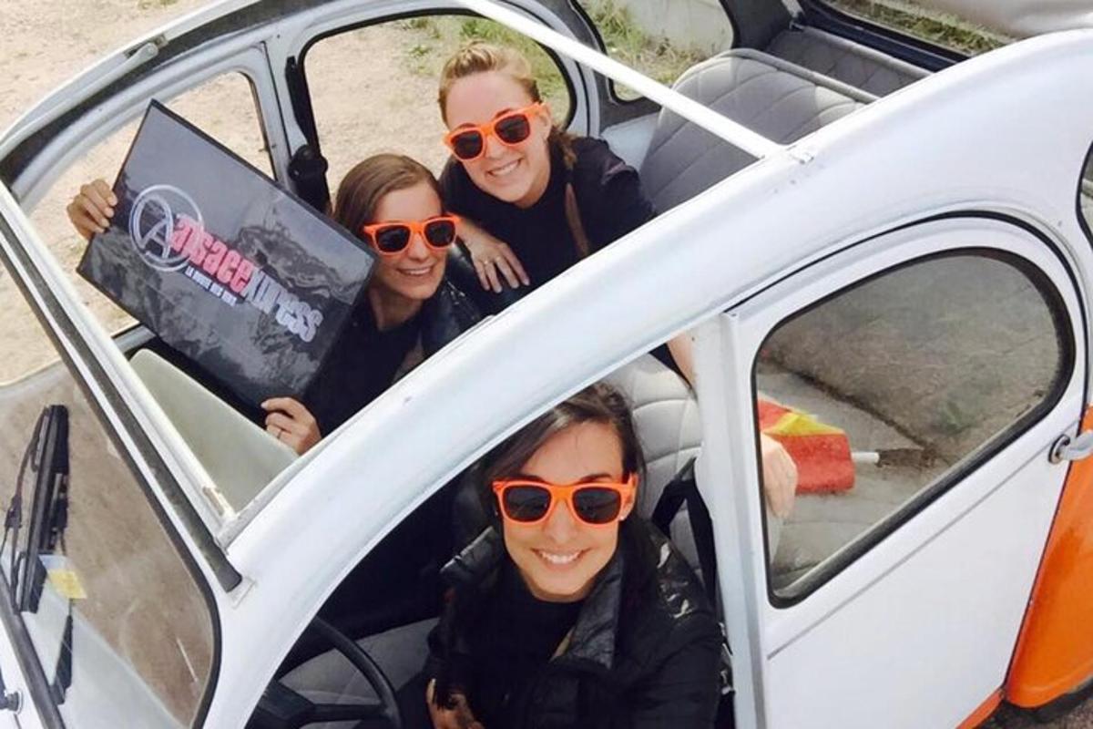 kolme naise grupp autos