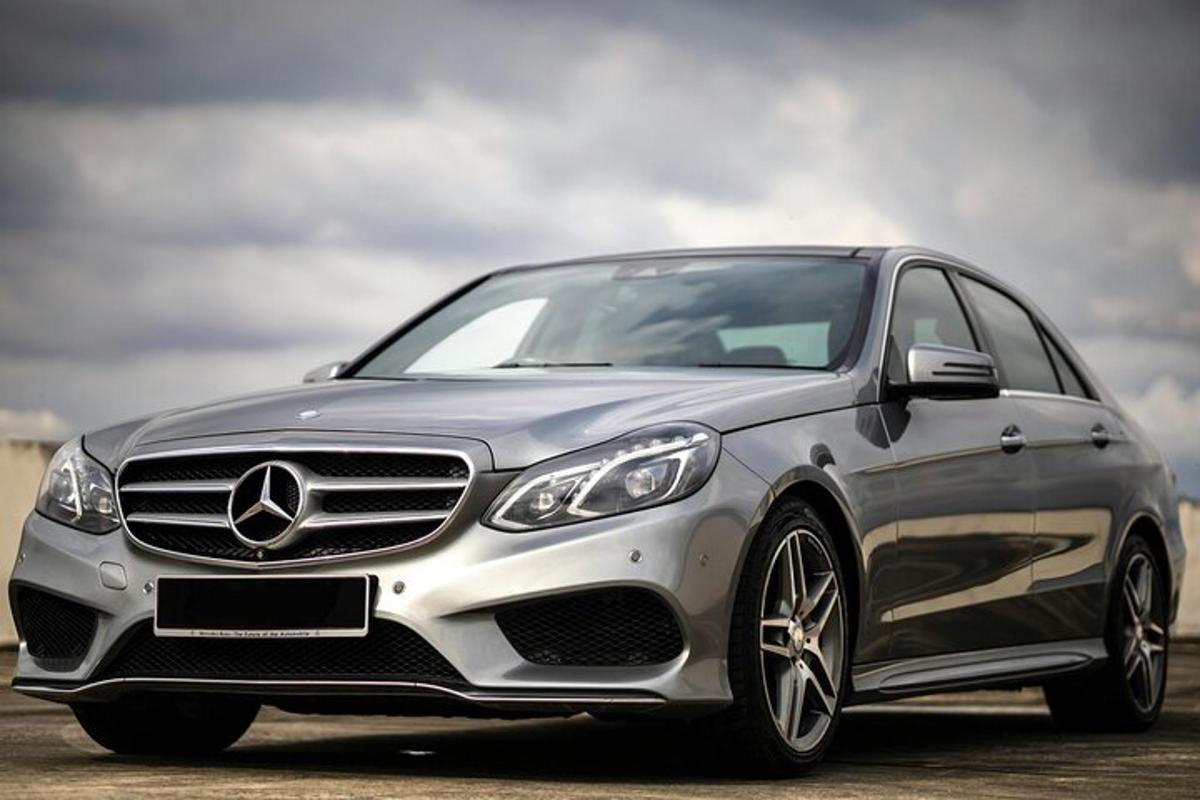 stříbrný vůz Mercedes Benz zaparkovaný na silnici