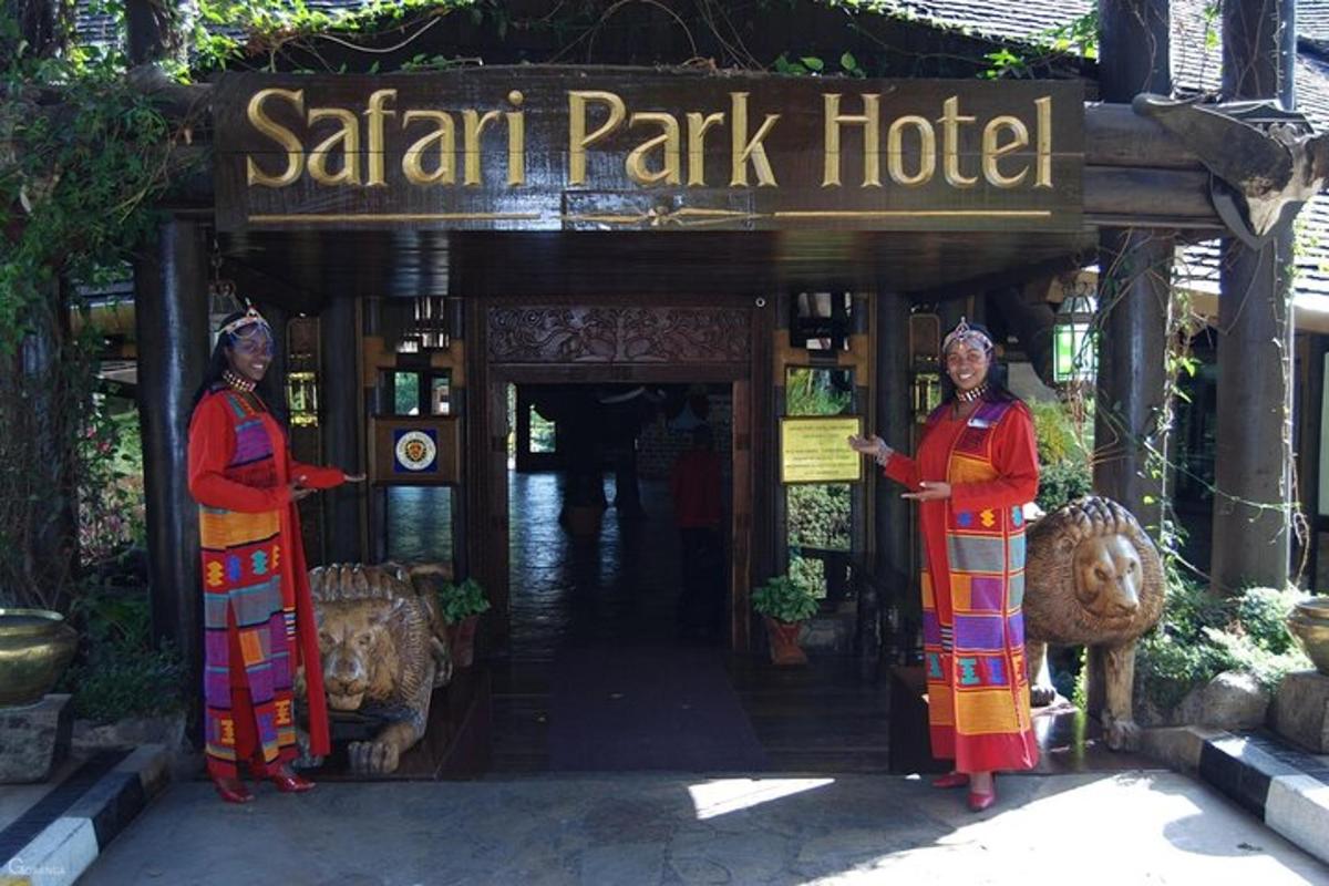 Dos mujeres paradas frente a un hotel en Sakura Park.